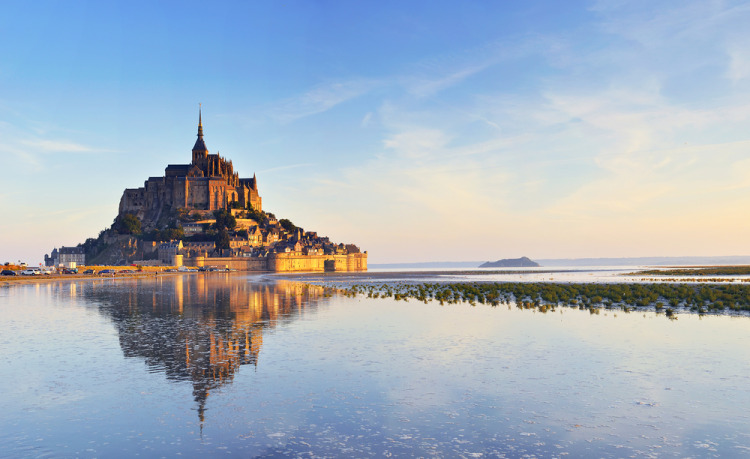 klášter Mont-Saint-Michel leží na hranicích Bretaně a Normandie