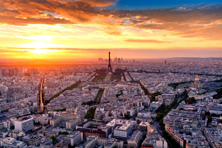 letecký podhled na Paříž