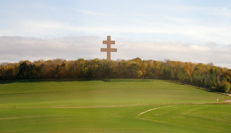 Lotrinský kříž nad obcí Colombey